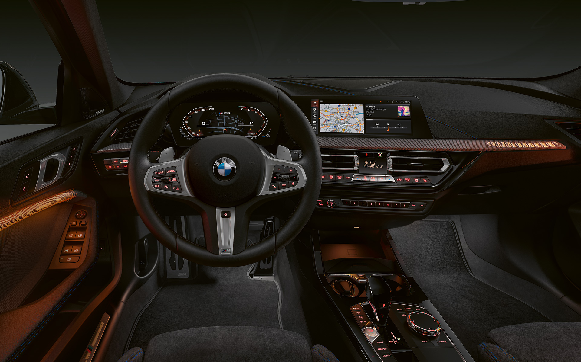 BMW M135i xDrive (F40) vrhunski ambijent sa osvijetljenim letvicama unutrašnjosti