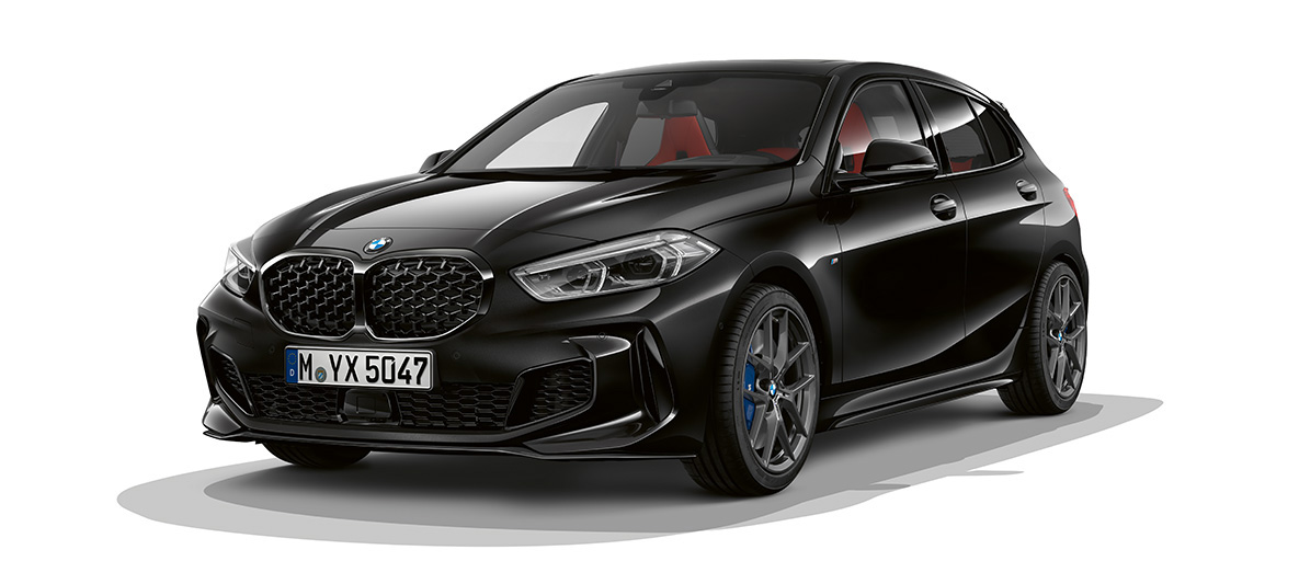 BMW M135i xDrive (F40) M Performance paket BMW M135i xDrive (F40) u Black Sapphire metalik sa M Performance paketom tročetvrtinski pogled sprijeda