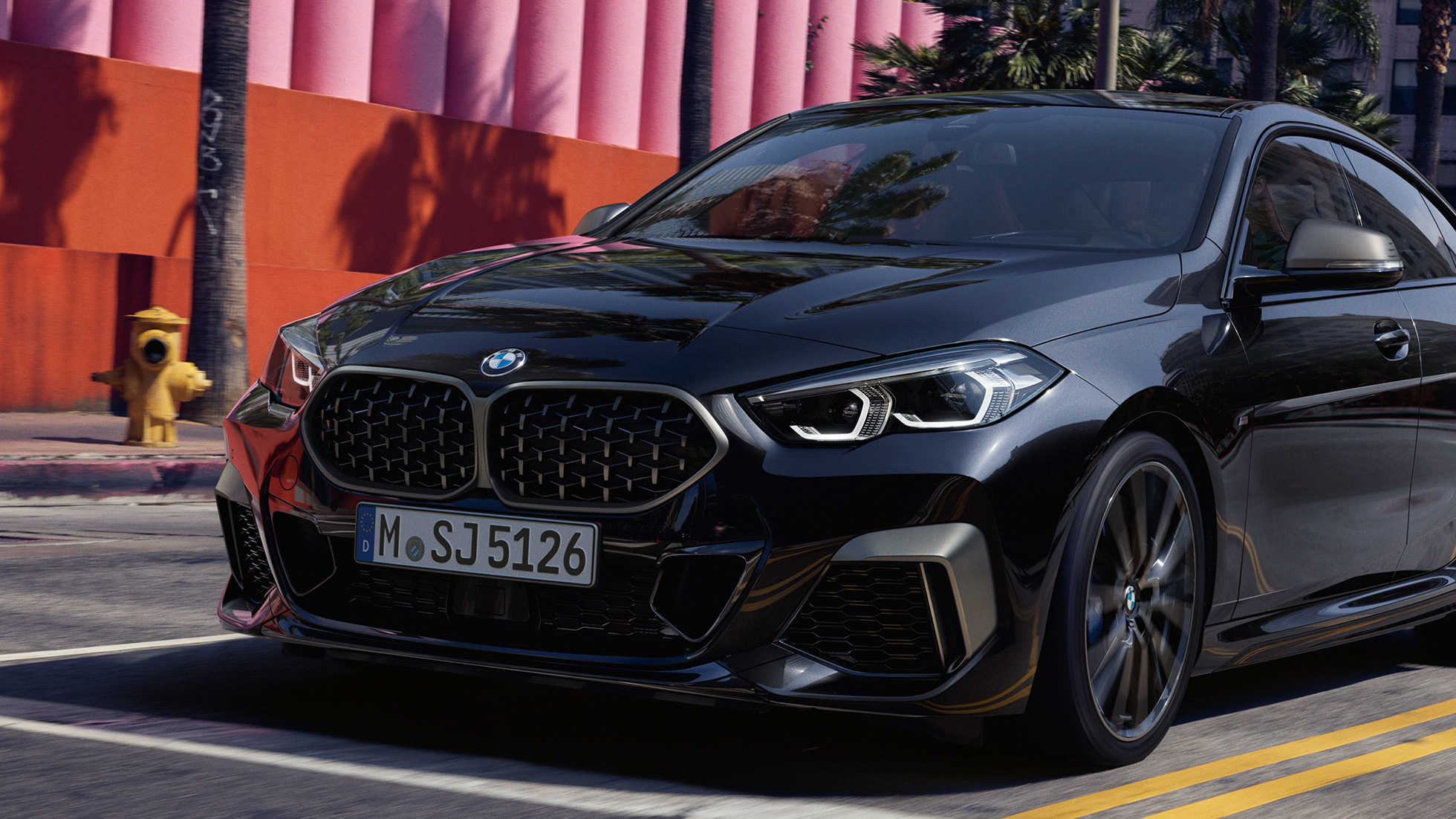 Dizajn prednjeg kraja BMW-a M235i xDrive Gran Coupé Dizajn prednjeg kraja BMW-a M235i xDrive Gran Coupé 2020 Black Sapphire metalik F44 tročetvrtinski prednji pogled