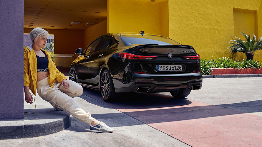 Coupé linija BMW M235i xDrive Gran Coupé F44 2020 Black Sapphire metalik tročetvrtinski pogled s boka