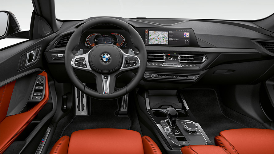 Kokpit orijentiran prema vozaču BMW M235i xDrive Gran Coupé F44 2020 unutrašnjost