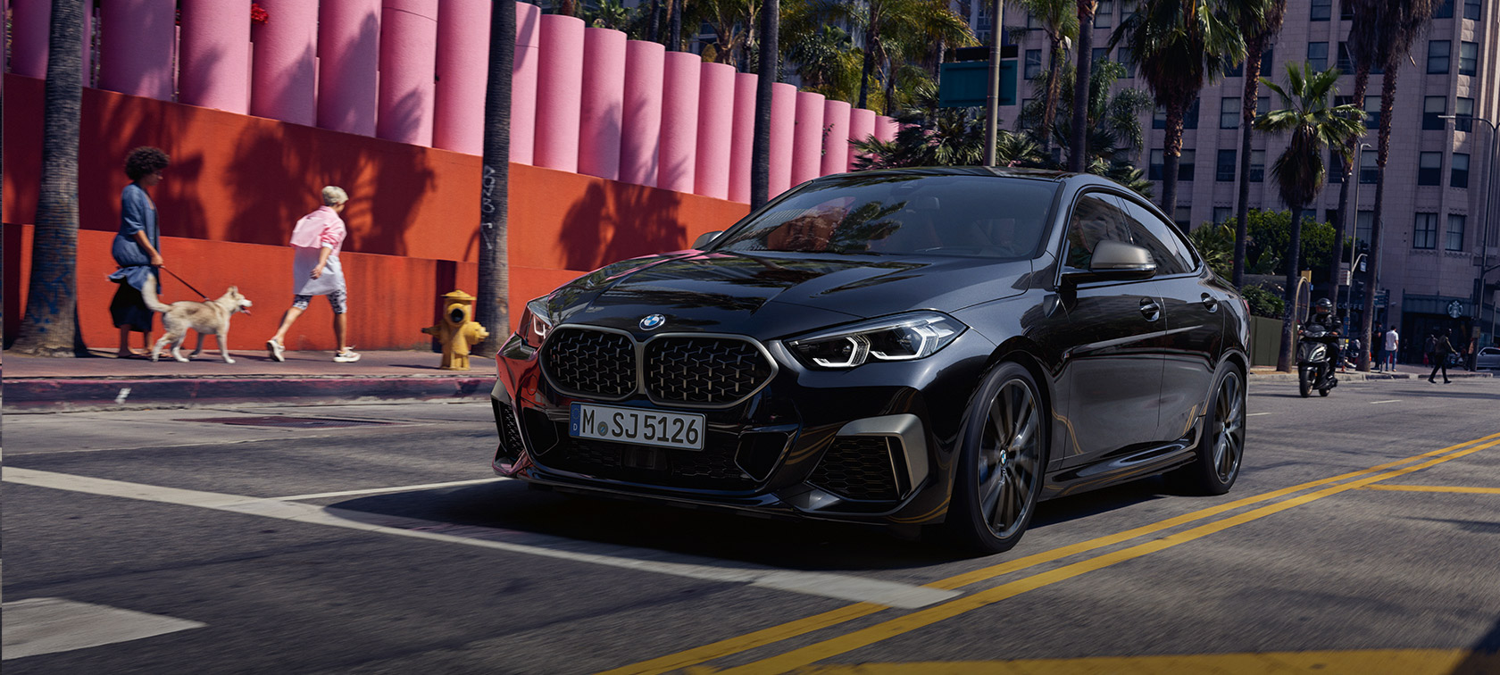 BMW M235i xDrive Gran Coupé F44 2020 Black Sapphire metalik tročetvrtinski pogled sprijeda