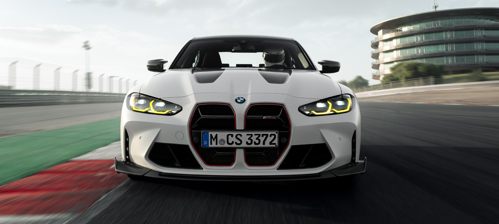 BMW M Performance dijelovi BMW M3 CS G80 BMW M3 CS G80 BMW M Performance dijelovi tročetvrtinski pogled sprijeda u vožnji na trkaćoj stazi