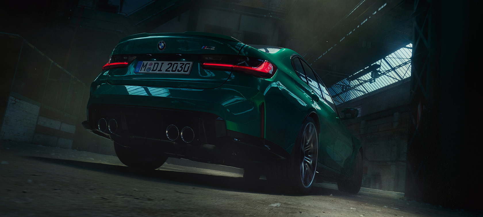 BMW M3 Limuzina G80 2020 tročetvrtinski pogled straga žablja perspektiva BMW M3 Limuzina G80 2020 Isle of Man Green metalik tročetvrtinski pogled straga žablja perspektiva