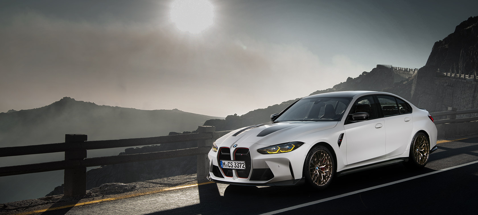 BMW M3 CS G80 bočni pogled u vožnji BMW M3 CS G80 bočni pogled u vožnji na trkaćoj stazi