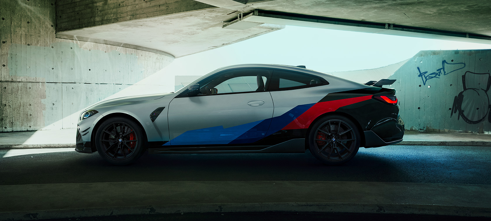 BMW M4 s BMW M Performance dijelovima BMW M4 Coupé G82 2020 BMW M4 Coupé G82 2020 bočni pogled s BMW M Performance dijelovima