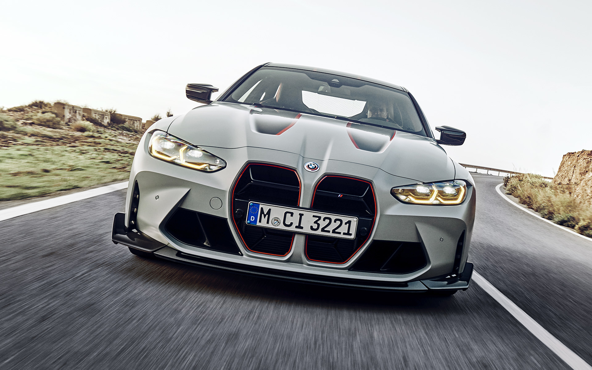 Letvice rešetke bubrega u crnoj s oznakom u crvenoj boji BMW M4 CSL G82 BMW M4 CSL G82 BMW Individual Frozen Brooklyn Grey metalik letvice rešetke bubrega u crnoj boji s oznakom u crvenoj boji pogled sprijeda u vožnji na cesti