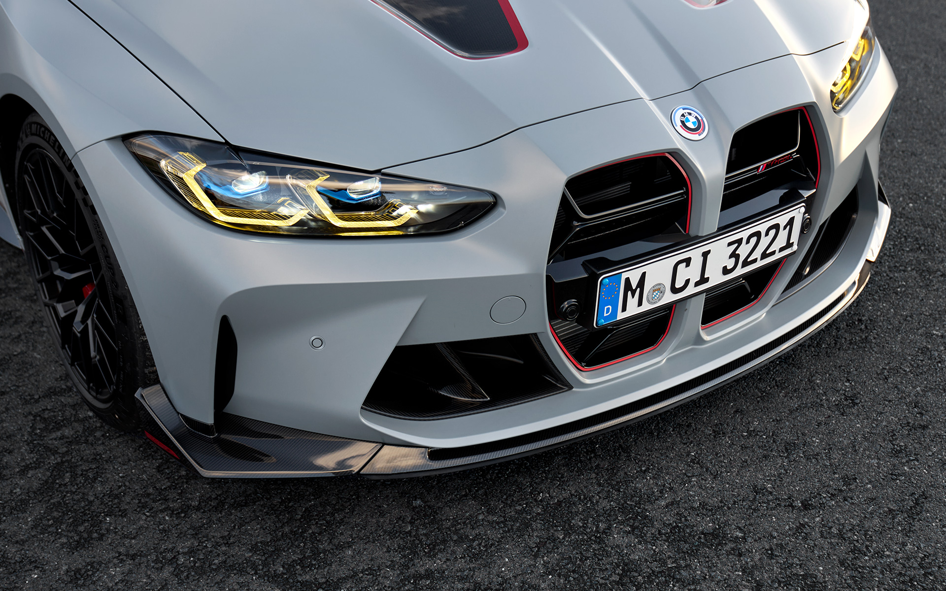 M Carbon prednji razdjelnik BMW M4 CSL G82a BMW M4 CSL G82 BMW Individual Frozen Brooklyn Grey metalik M Carbon prednji razdjelnik krupni plan pogled sprijeda