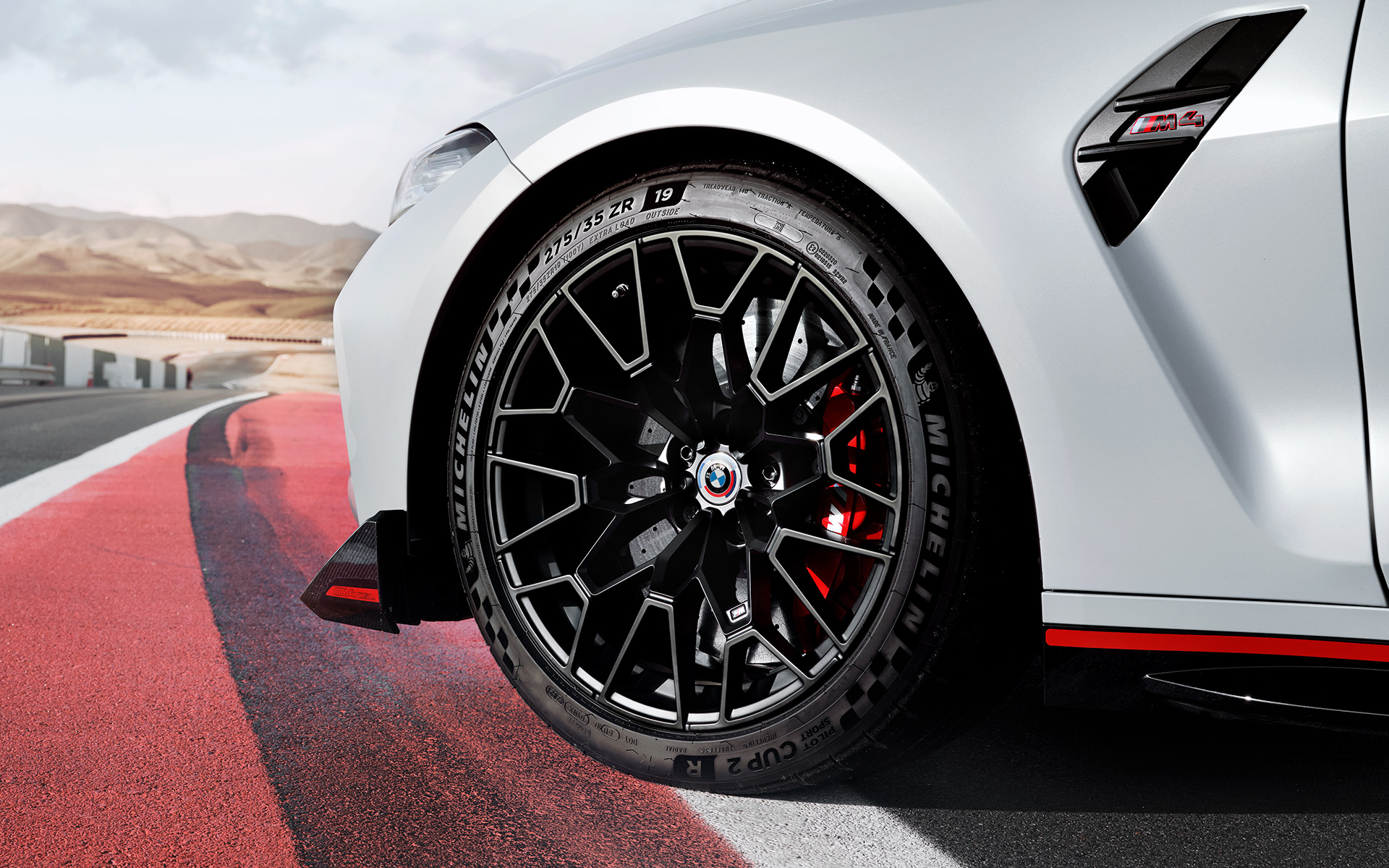 M Carbon keramička kočnica u crvenoj boji visokog sjaja BMW M4 CSL G82 BMW M4 CSL G82 BMW Individual Frozen Brooklyn Grey metalik M Carbon keramička kočnica u crvenoj boji visokog sjaja s kotačem lagane konstrukcije