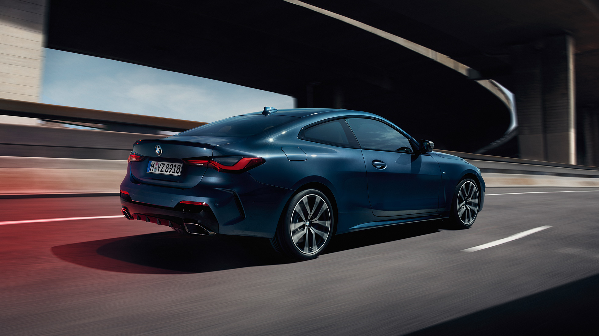 Tročetvrtinski bočni pogled BMW M440i xDrive Coupé G22 2020 BMW M440i xDrive Coupé Arctic Race Blue metalik G22 2020 tročetvrtinski bočni pogled