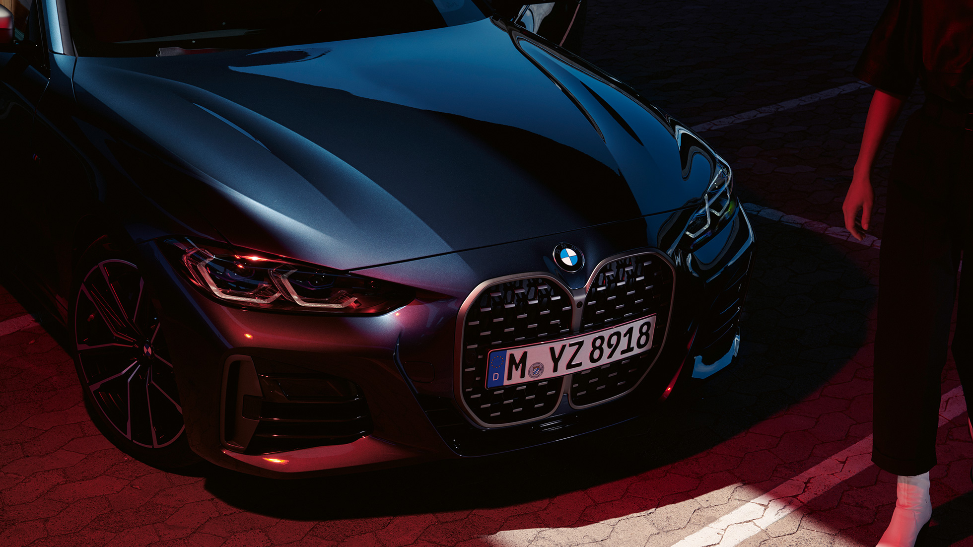 BMW dupla bubrežna maska BMW M440i xDrive Coupé G22 2020 BMW M440i xDrive Coupé Arctic Race Blue metalik G22 2020 tročetvrtinski pogled sprijeda na BMW duplu bubrežnu masku