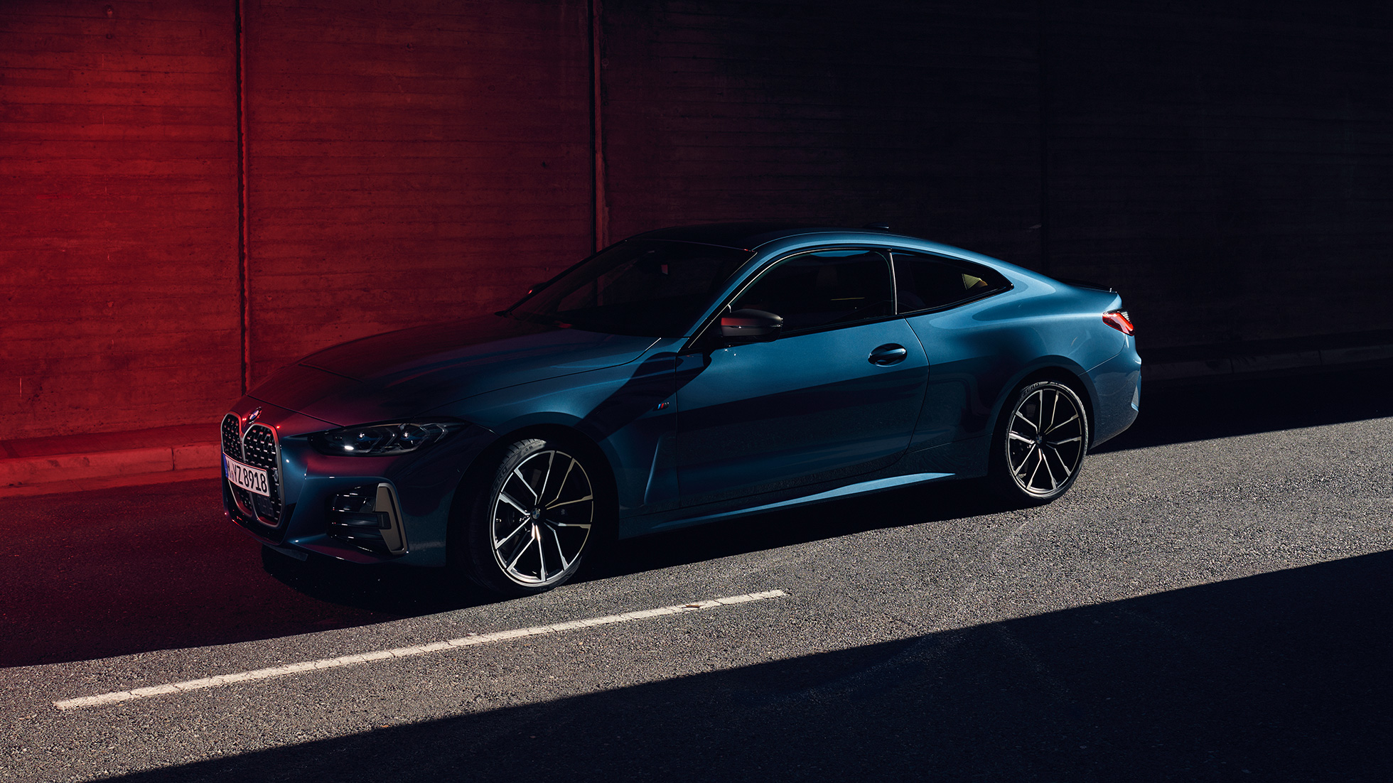 Bočni pogled na krovnu liniju BMW M440i xDrive Coupé G22 2020 BMW M440i xDrive Coupé Arctic Race Blue metalik G22 2020 bočni pogled na krovnu liniju