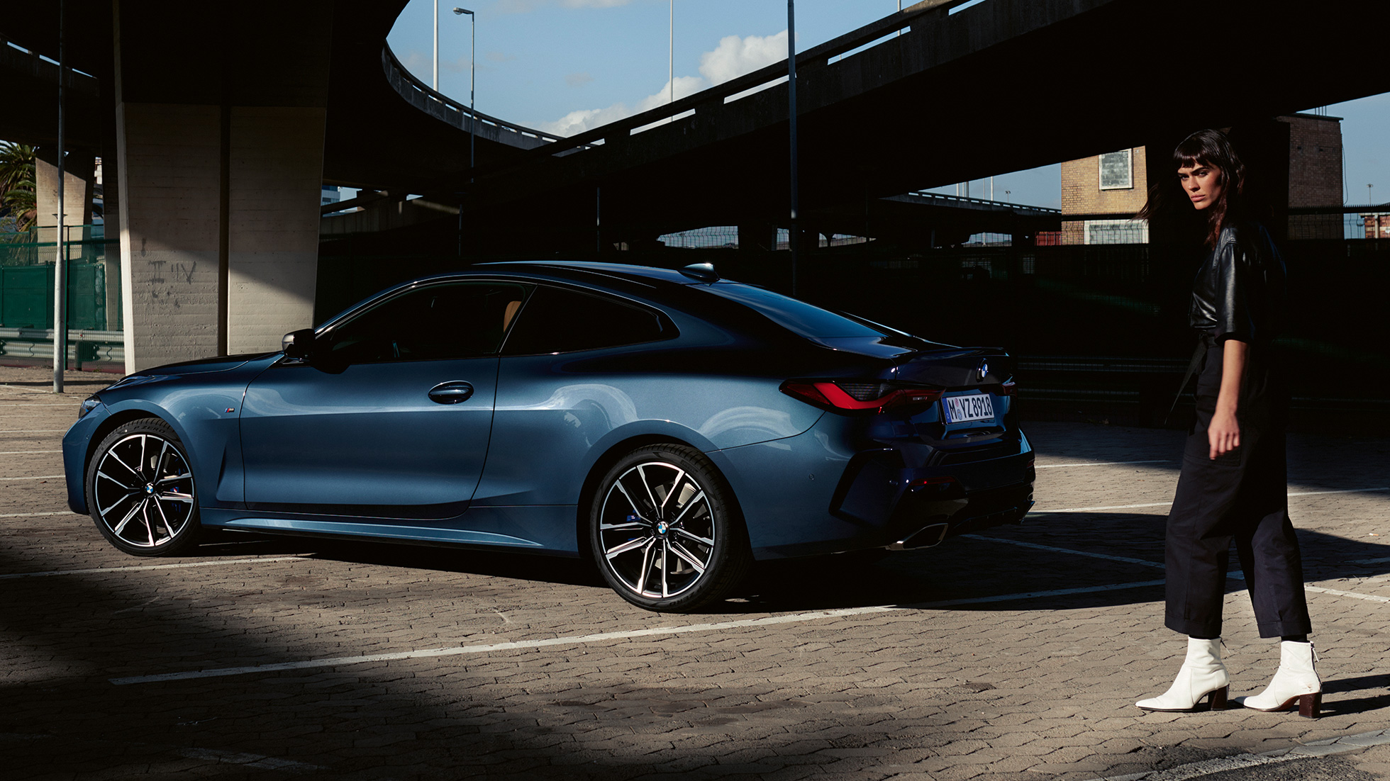 Pogled straga na model kraj BMW M440i xDrive Coupé G22 2020 BMW M440i xDrive Coupé Arctic Race Blue metalik G22 2020 tročetvrtinski pogled straga sa modelom