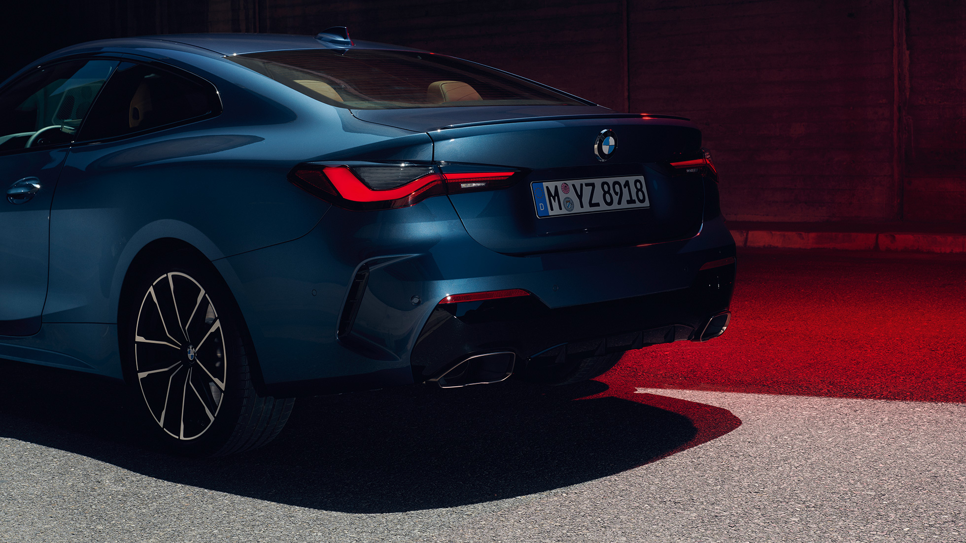 Tročetvrtinski pogled straga na stražnja svjetla BMW M440i xDrive Coupé G22 2020 BMW M440i xDrive Coupé Arctic Race Blue metalik G22 2020 tročetvrtinski pogled straga na stražnja svjetla