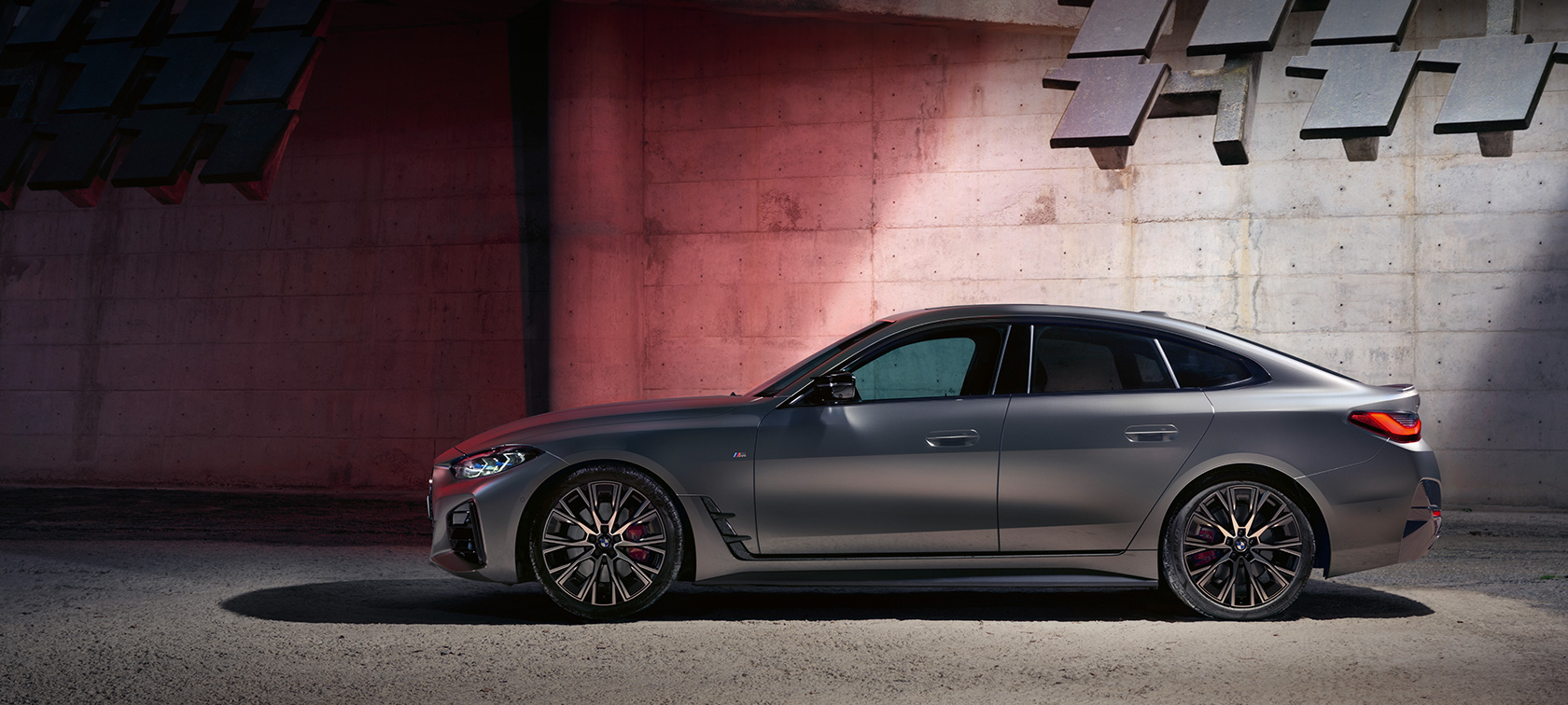 BMW M440i xDrive Gran Coupé G26 2021 pogled s boka ispred zida BMW M440i xDrive Gran Coupé G26 2021 BMW Individual Frozen Pure Grey metalik pogled s boka ispred zida