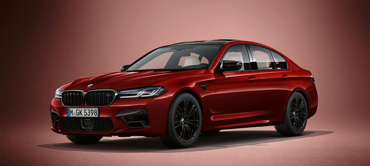 BMW Individual BMW M5 Limuzina F90 2020 Aventurine Red metalik boja Tročetvrtinski prikaz prednjeg kraja BMW-a Individual BMW M5 Limuzina F90 LCI Facelift 2020 Aventurine Red metalik boje
