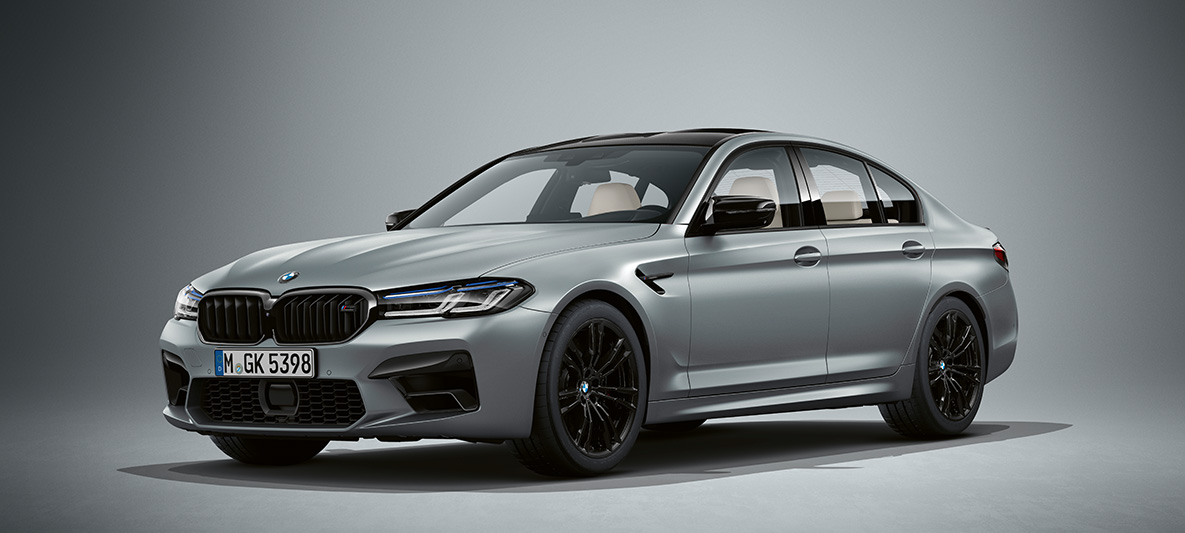 BMW Individual BMW M5 Limuzina F90 2020 Frozen Bluestone metalik boja Tročetvrtinski prikaz prednjeg kraja BMW-a Individual BMW M5 Limuzina F90 LCI Facelift 2020 Frozen Bluestone metalik boje