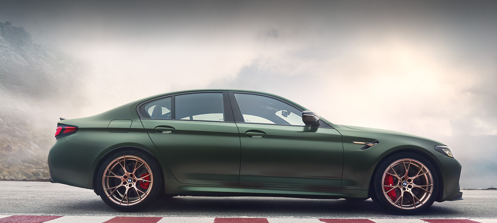 Tročetvrtinski prikaz prednjeg kraja BMW-a M5 CS F90 2021 Frozen Deep Green metalik boje Tročetvrtinski prikaz prednjeg kraja BMW-a M5 CS F90 2021 Frozen Deep Green metalik boje
