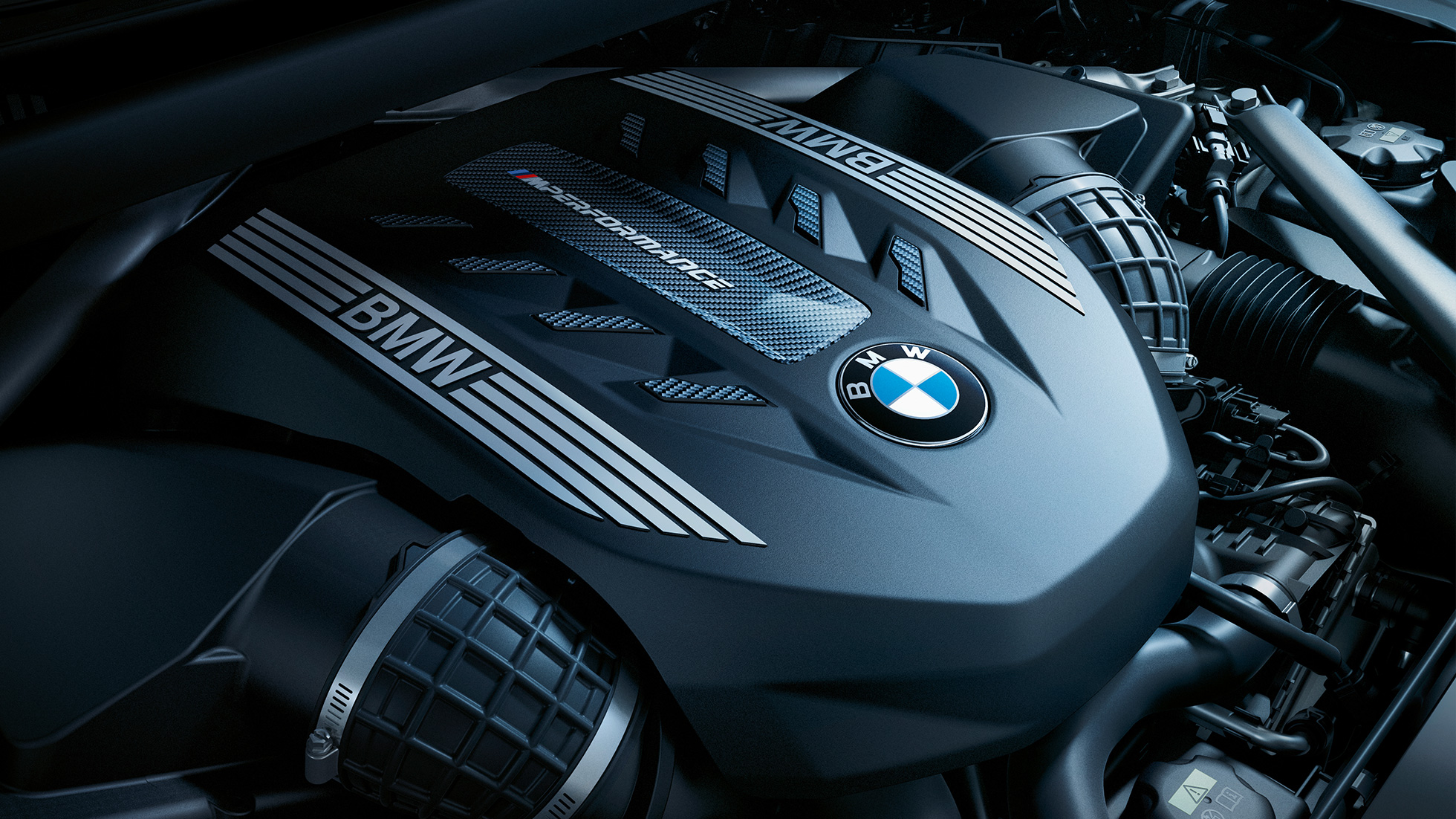 BMW TwinPower Turbo osmerocilindarski benzinski motor. BMW X6 M50i s BMW TwinPower Turbo osmerocilindarskim benzinskim motorom.