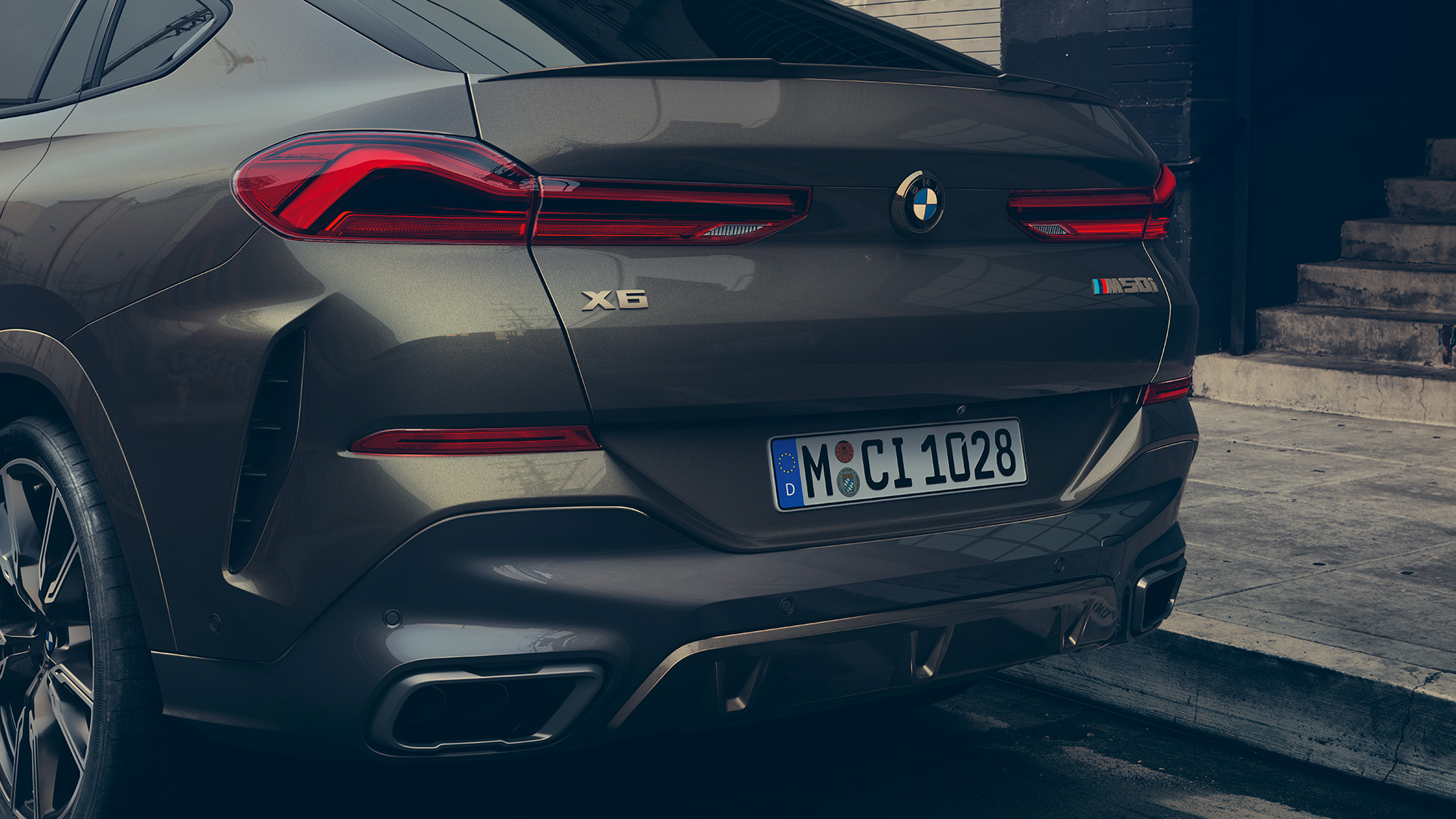 Stražnji kraj BMW-a X6 M50i. Detaljan prikaz stražnjeg kraja BMW-a X6 M50i.