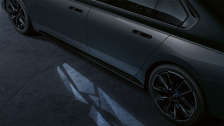 Koncept osvjetljenja BMW M760e xDrive Limuzina G70 BMW Individual dvotonska Black Sapphire metalik boja BMW Individual Dravite Grey metalik bočni pogled izbliza sa Welcome Light Carpet