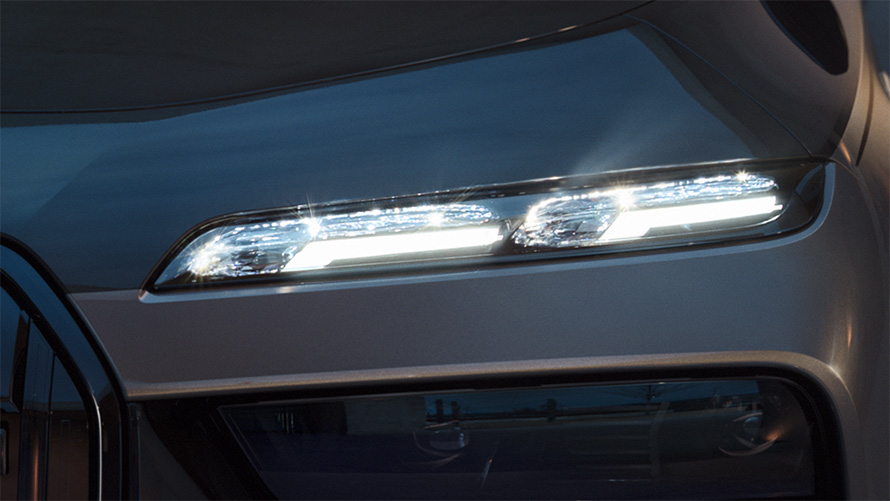 BMW kristalna prednja svjetla Iconic Glow BMW M760e xDrive Limuzina G70 BMW Individual dvotonska Black Sapphire metalik boja BMW Individual Dravite Grey metalik krupni plan s upaljenim svjetlima