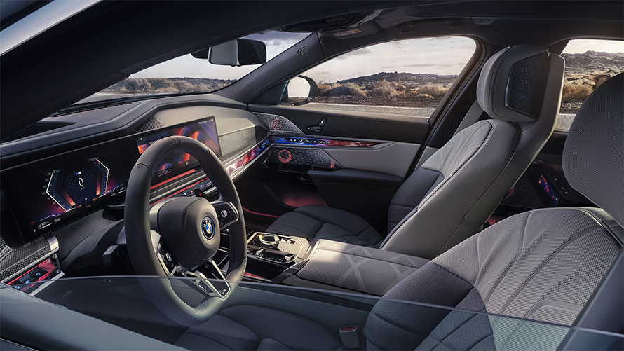 My Mode Sport BMW M760e xDrive Limuzina G70 pogled izvana kroz poluspušten prozor u unutrašnjost