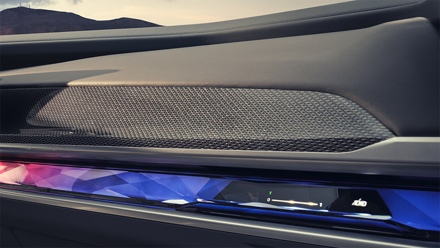 Carbon Fibre M letvice unutrašnjosti BMW M760e xDrive Limuzina G70 krupni plan