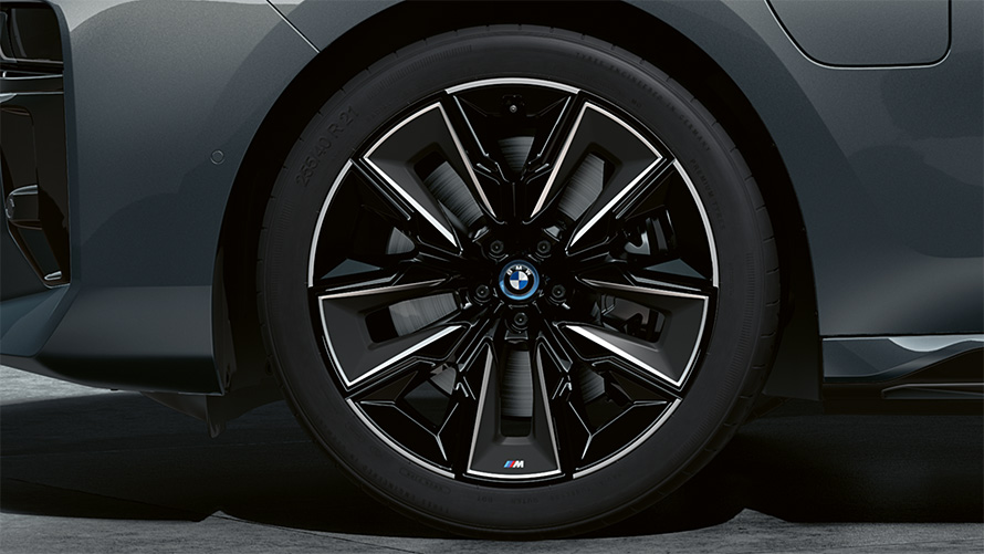 21" M Aerodynamic 909 M stil višebojni BMW M760e xDrive Limuzina G70 M Performance paket BMW Individual dvotonska Black Sapphire metalik boja BMW Individual Dravite Grey metalik