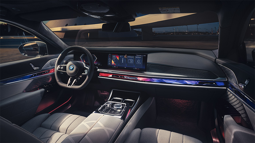 Unutrašnjost kokpit BMW M760e xDrive Limuzina G70 pogled sa suvozačevog mjesta