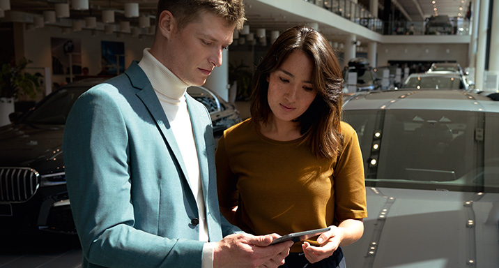 BMW zaposlenik savjetuje kupca
