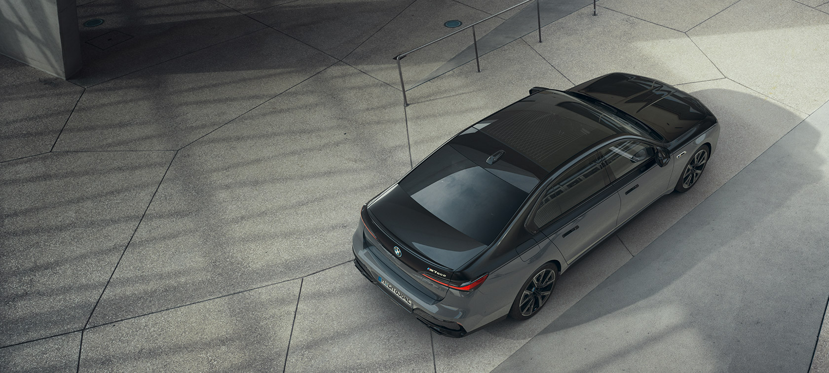 BMW M760e xDrive Limuzina G70 M Performance paket BMW M760e xDrive Limuzina G70 M Performance paket BMW Individual dvotonska Black Sapphire metalik boja BMW Individual Dravite Grey metalik u mirovanju pogled iz ptičje perspektive