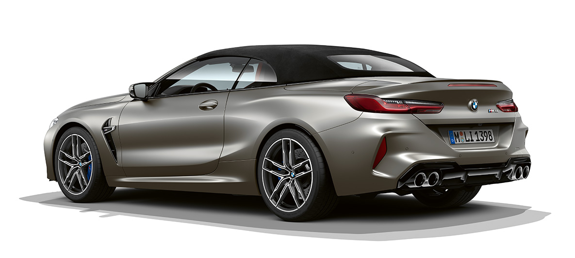 BMW M8 Cabrio, tročetvrtinski bočni prikaz sa stražnje strane. BMW M8 Cabrio u Frozen Dark Silver, tročetvrtinski bočni prikaz sa stražnje strane.