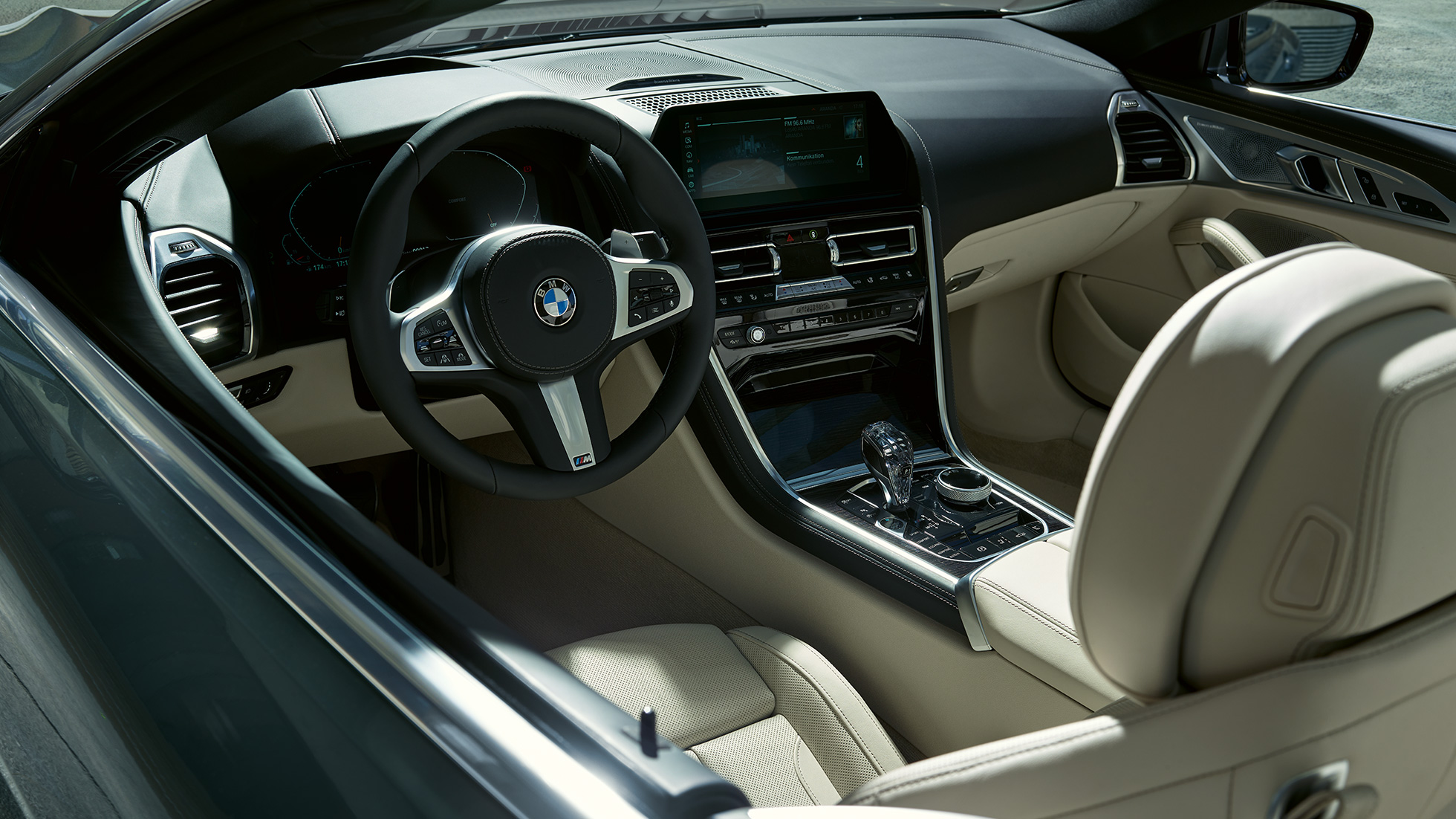 BMW M850i xDrive Cabrio, kokpit. BMW M850i xDrive Cabrio u Dravit Grey metalik boji, sa spuštenim mekim krovom, kokpit s M kožnim upravljačem.
