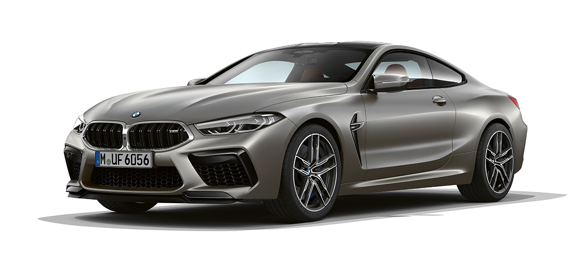 BMW M8 Coupé, tročetvrtinski bočni pogled prednjeg kraja. BMW M8 Coupé u Frozen Dark Silver boji, tročetvrtinski bočni pogled prednjeg kraja.