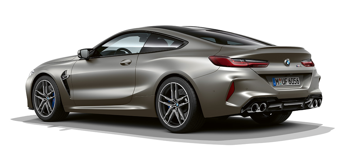 BMW M8 Coupé, tročetvrtinski bočni pogled stražnjeg kraja. BMW M8 Coupé u Frozen Dark Silver boji, tročetvrtinski bočni pogled straga.