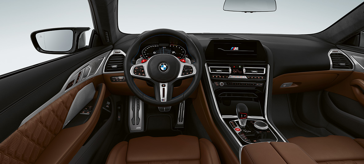 BMW M8 Coupé, kokpit. BMW M8 Coupé, kokpit sa M kožnim upravljačem sa M1/M2 gumbima u crvenoj boji.