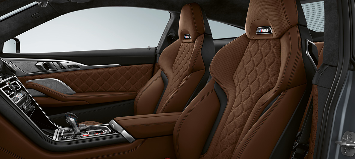 M Sport sjedala sa M oznakom. BMW M8 Coupé, unutrašnjost sa M Sport sjedalima u finoj zrnatoj koži 'Merino' Taruma Brown.