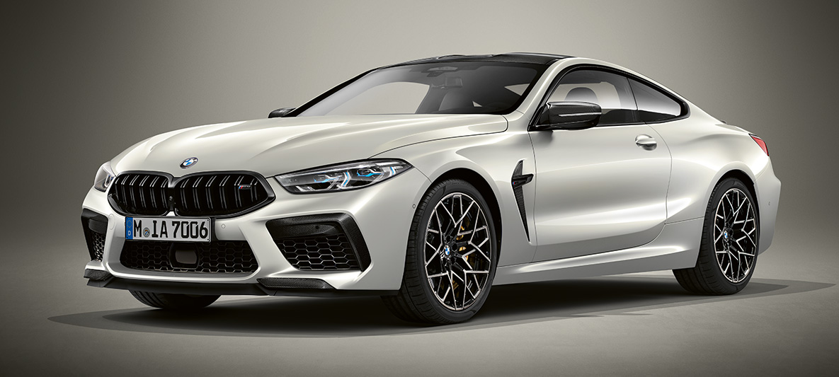 BMW Individual M8 Coupé u BMW Individual Brilliant White metalik boji. BMW Individual M8 Coupé u BMW Individual Brilliant White metalik boji, tročetvrtinski prednji prikaz.