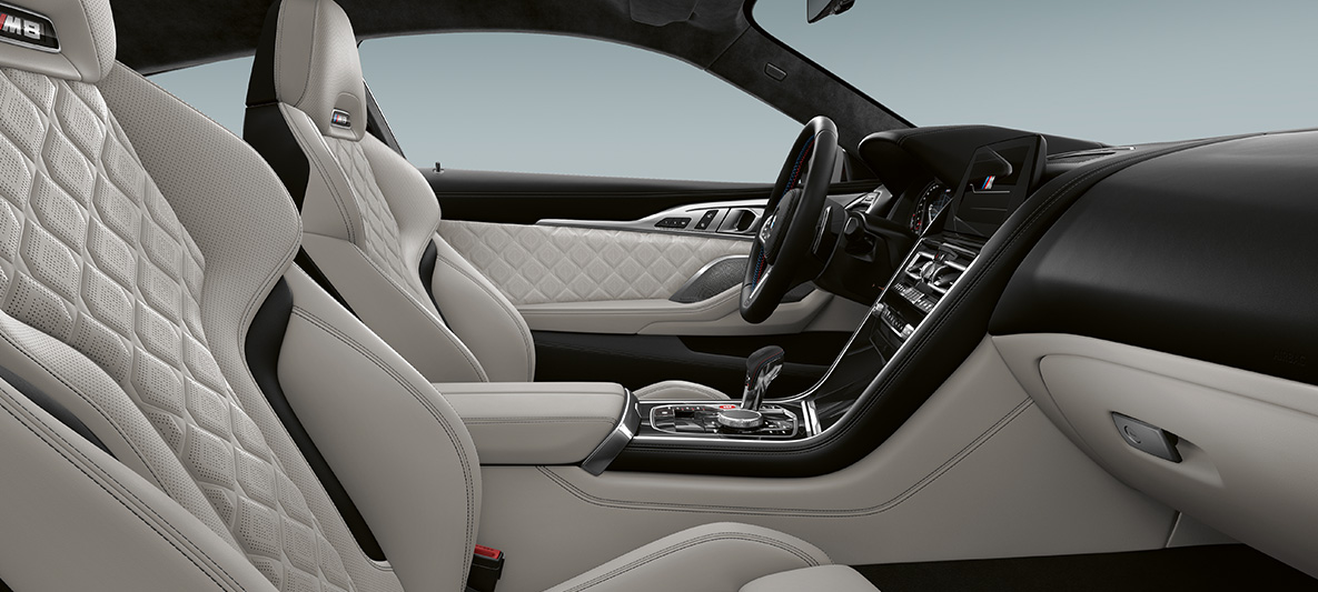 Kompletno u finoj zrnatoj koži 'Merino' | Silverstone i BMW Individual ukrasne letvice u Piano Finish Black boji. BMW Individual M8 Coupé, M Sport sjedala kompletno u finoj zrnatoj koži 'Merino' | Silverstone i BMW Individual ukrasne letvice u Piano Finish Black boji.