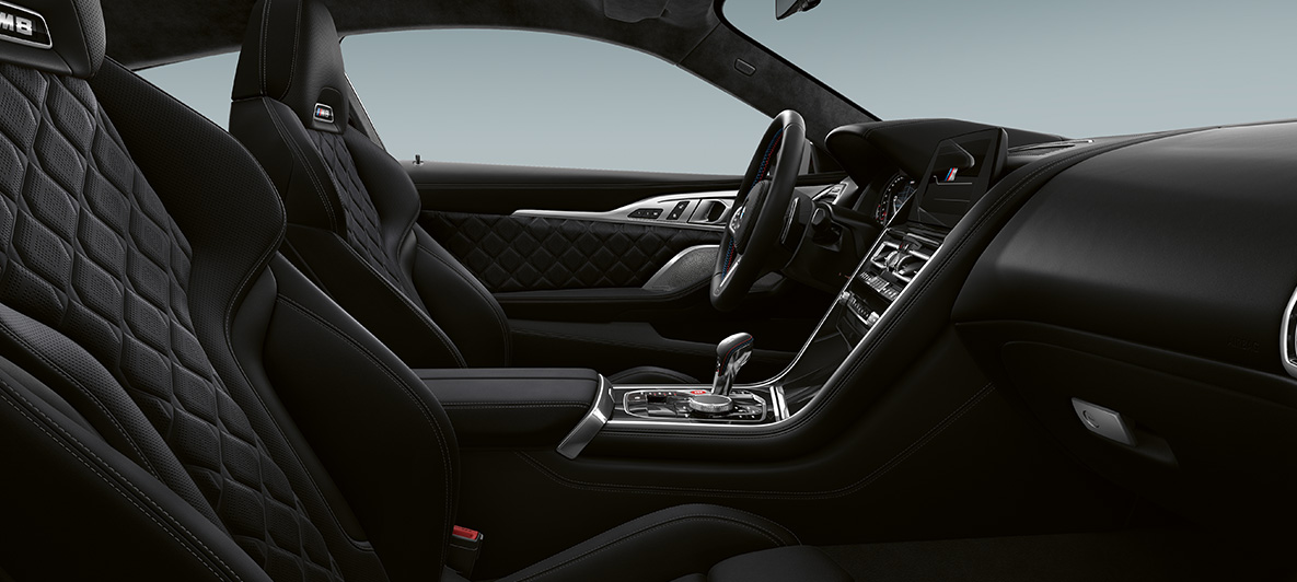 Kompletno u finoj zrnatoj koži 'Merino' | Black i BMW Individual ukrasne letvice u Piano Finish Black boji. BMW M8 Competition Coupé, unutrašnjost kompletno u finoj zrnatoj koži 'Merino' | Black i BMW Individual ukrasne letvice u Piano Finish Black boji.