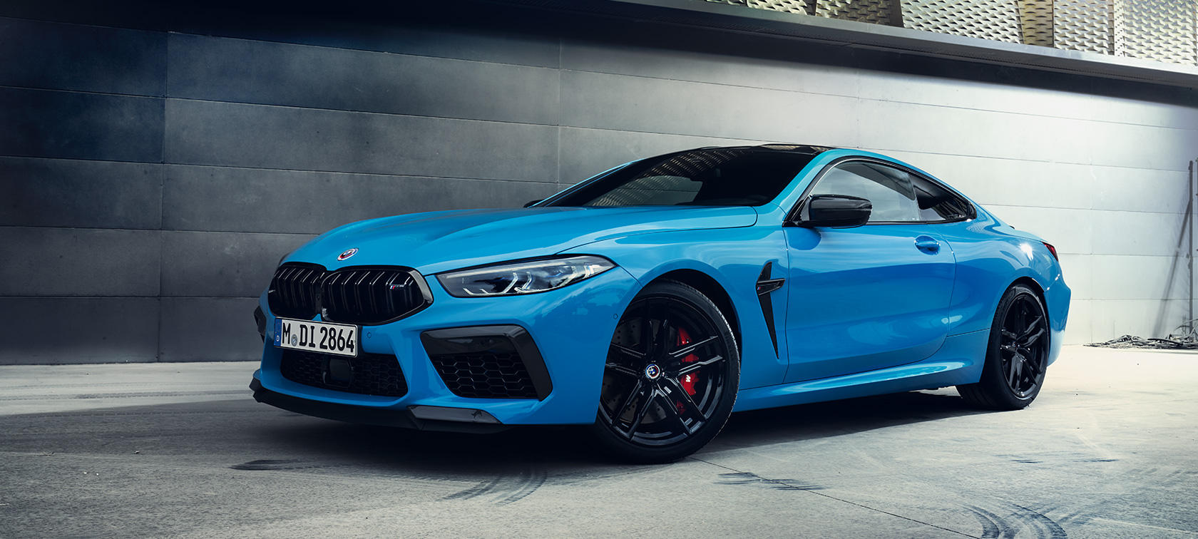 BMW M8 Competition Coupé F92 LCI Facelift 2022 Daytona Beach Blue uni tročetvrtinski pogled s boka u mirovanju ispred zida