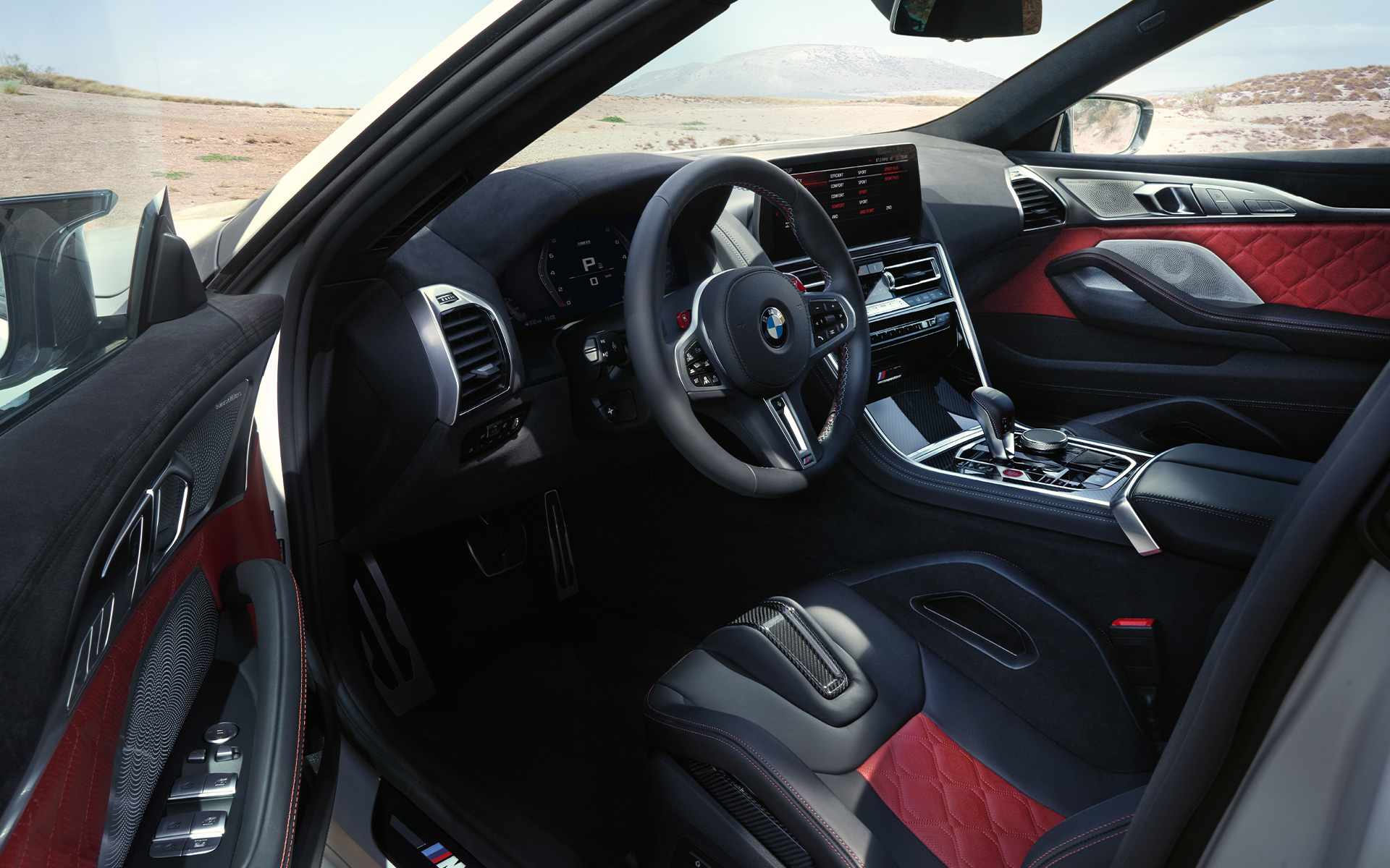 Pogled u unutrašnjost BMW M8 Competition Gran Coupé F93 LCI 2022 BMW M8 Competition Gran Coupé F93 LCI Facelift 2022 unutrašnjost pogled sa otvorenim vratima