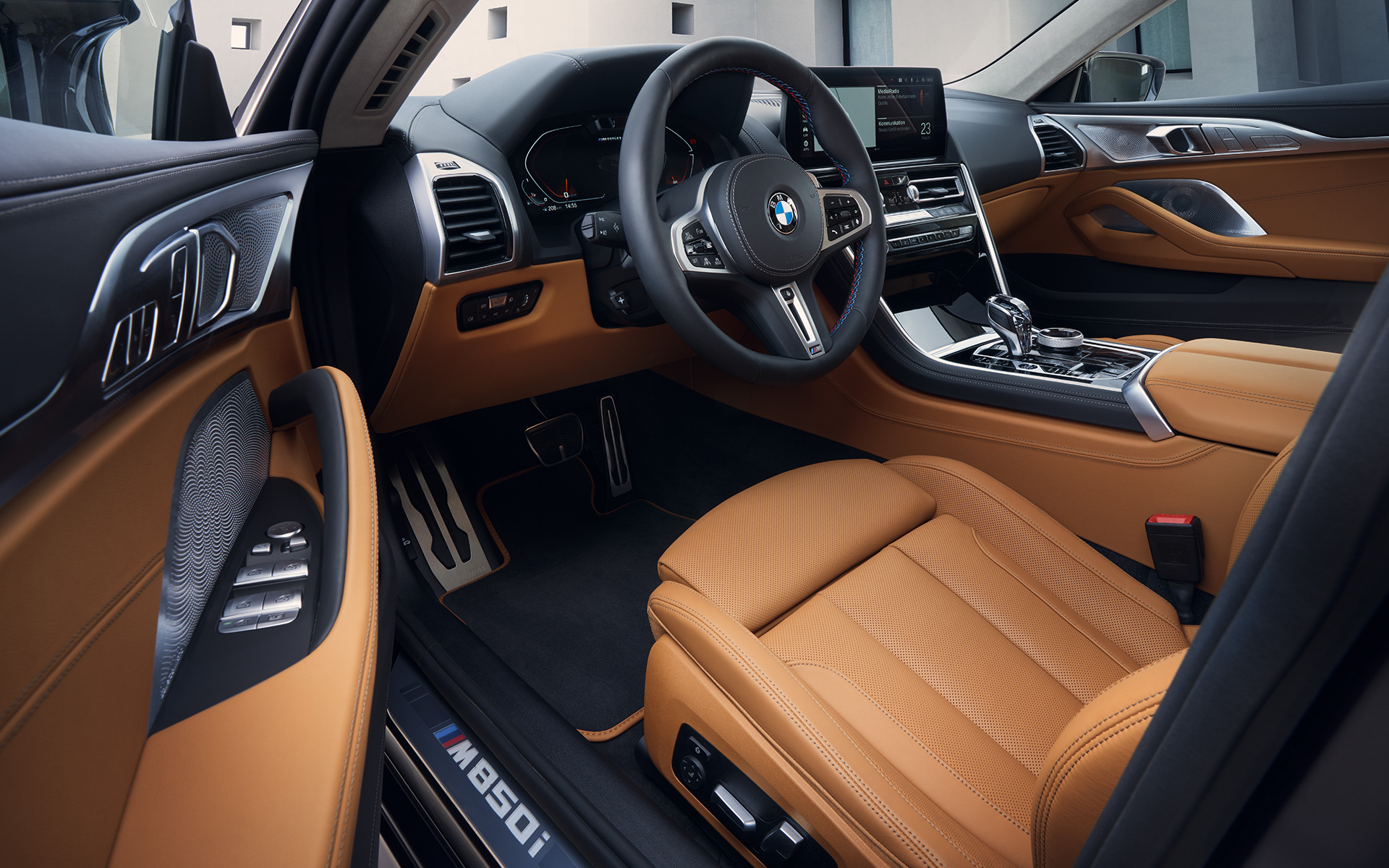nutrašnjost kokpit BMW M850i xDrive Gran Coupé F93 LCI Facelift 2022 BMW M850i xDrive Gran Coupé F93 LCI Facelift 2022 Unutrašnjost kokpit kroz otvorena vozačeva vrata
