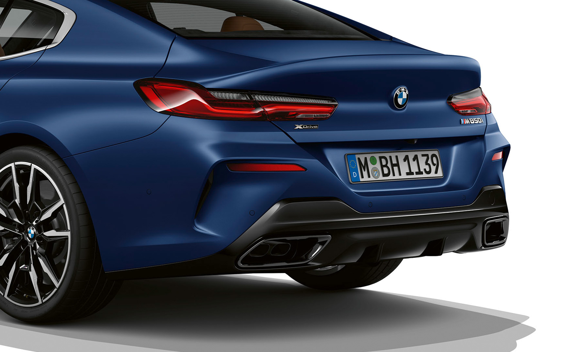 Tročetvrtinski pogled straga BMW M850i xDrive Gran Coupé F93 LCI Facelift 2022 BMW M850i xDrive Gran Coupé F93 LCI Facelift 2022 tročetvrtinski pogled straga pogled na stražnji dio u detalje