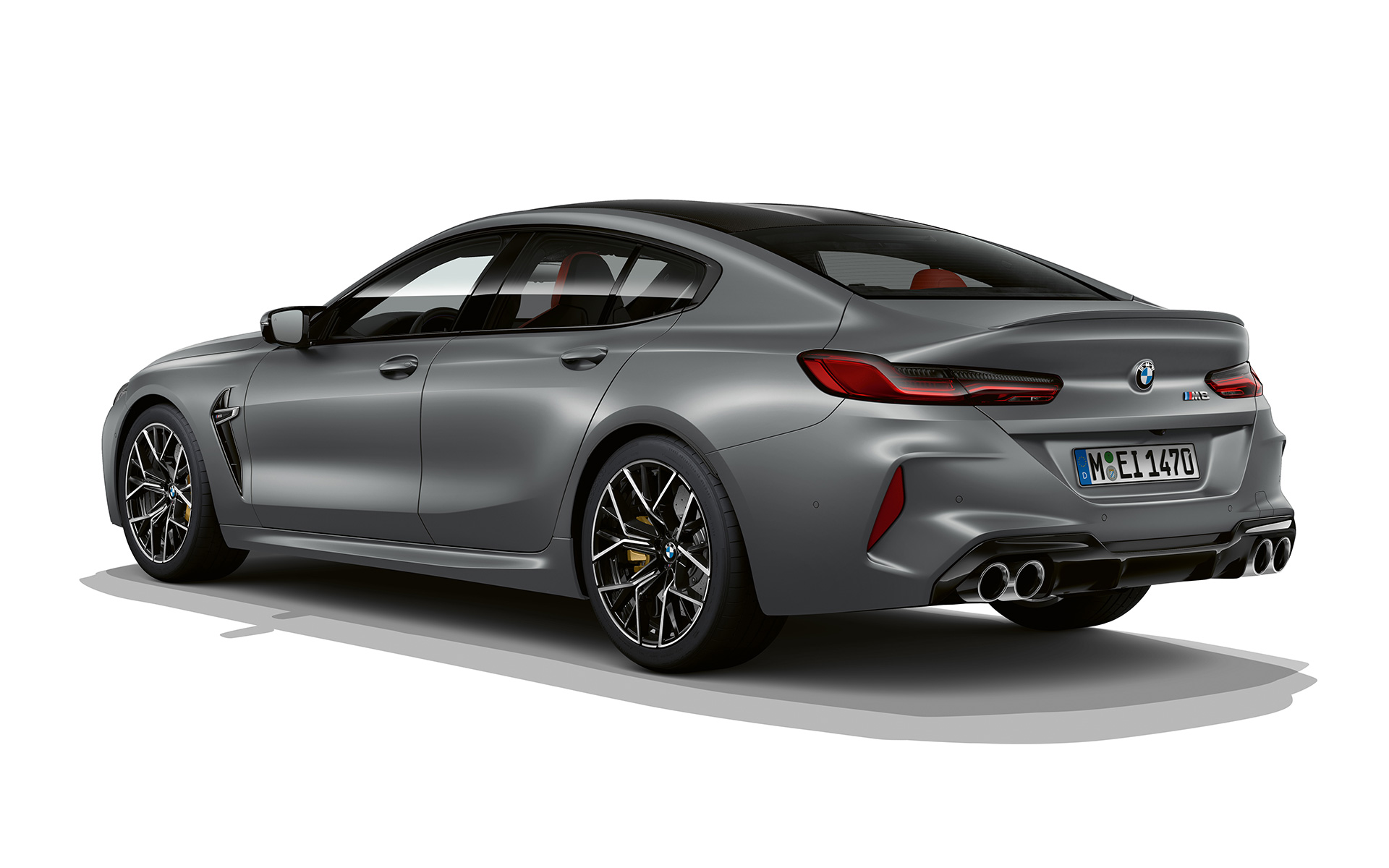 Tročetvrtinski pogled straga BMW M8 Gran Coupé F93 LCI Facelift 2022 BMW M8 Gran Coupé F93 LCI Facelift 2022 BMW Individual Frozen Pure Grey metalik tročetvrtinski pogled straga