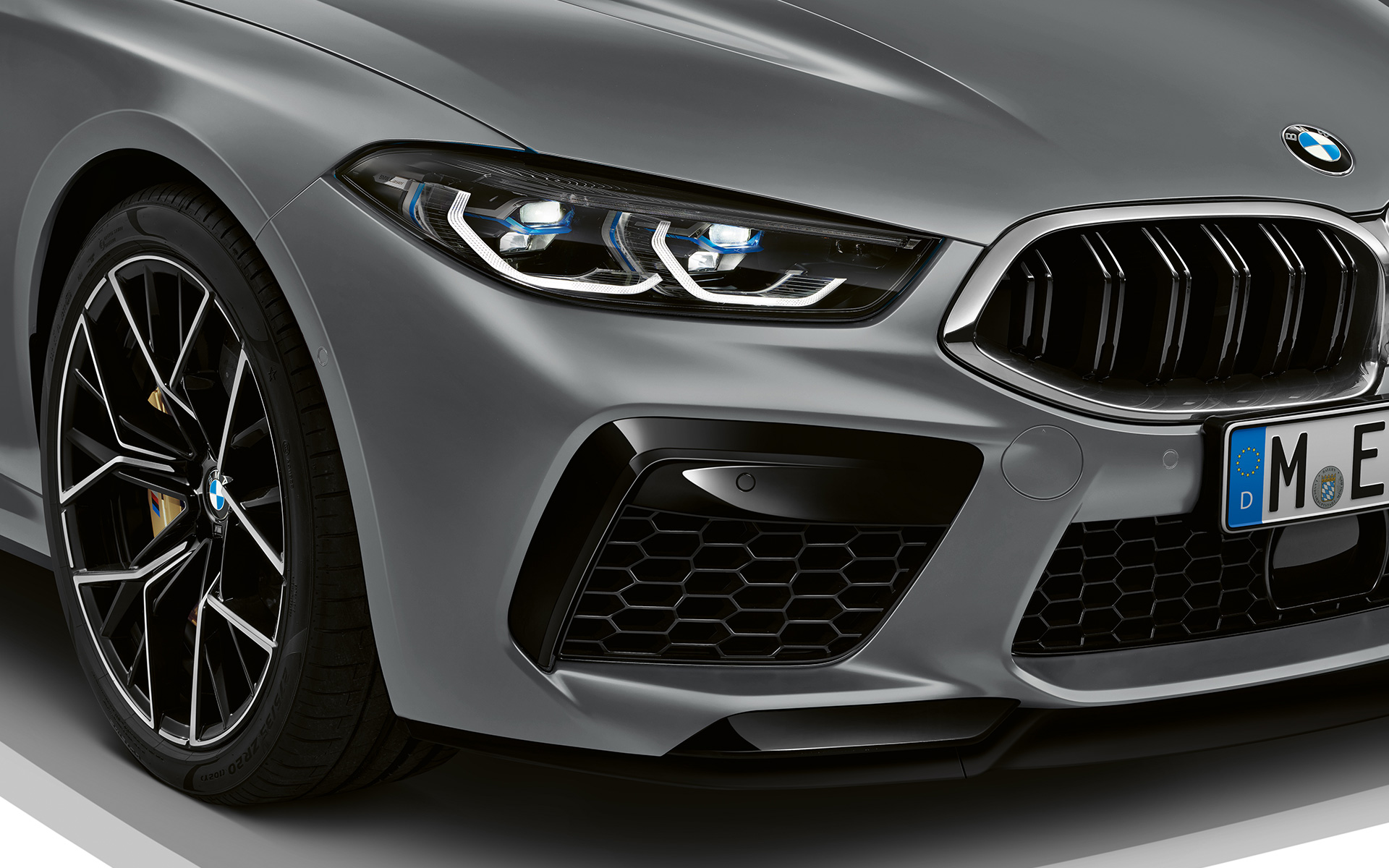 M prednji odbojnik B MW M8 Gran Coupé F93 LCI Facelift 2022 BMW M8 Gran Coupé F93 LCI Facelift 2022 BMW Individual Frozen Pure Grey metalik M prednji odbojnik u pogledu izbliza