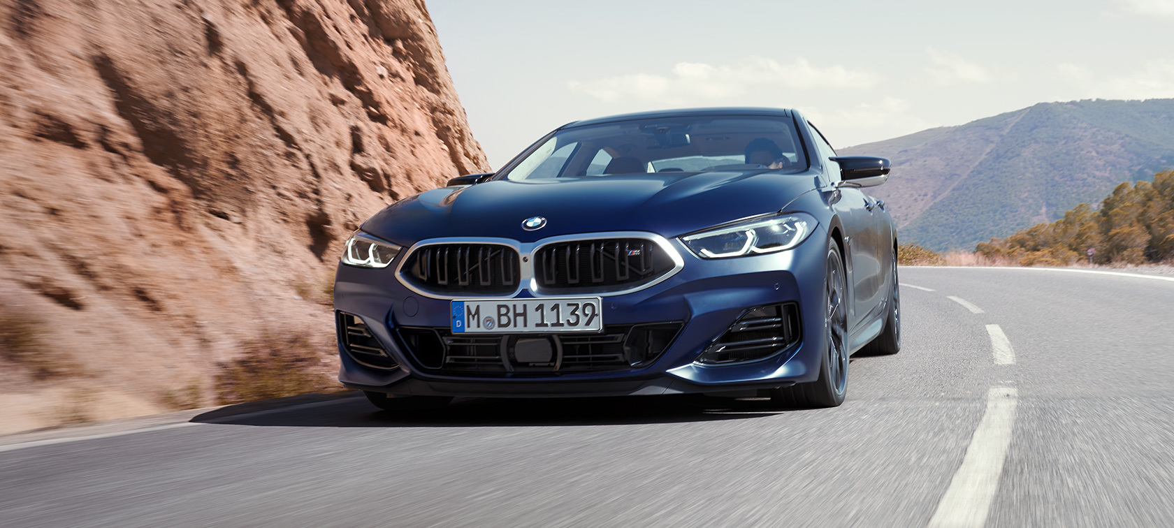 Tročetvrtinski pogled sprijeda u vožnji BMW M850i xDrive Gran Coupé G16 LCI Facelift 2022 BMW M850i xDrive Gran Coupé G16 LCI Facelift 2022 BMW Individual Frozen Tanzanite Blue metalik tročetvrtinski pogled sprijeda u vožnji zavojem