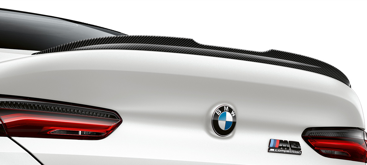 Stražnji spojler od karbona M Carbon paket vanjštine BMW M8 Competition Gran Coupé l F93 LCI Facelift 2022 BMW M8 Competition Gran Coupé l F93 LCI Facelift 2022 BMW Individual Frozen Brilliant White metalik M Carbon paket vanjštine stražnji spojler od karbona u pogledu izbliza