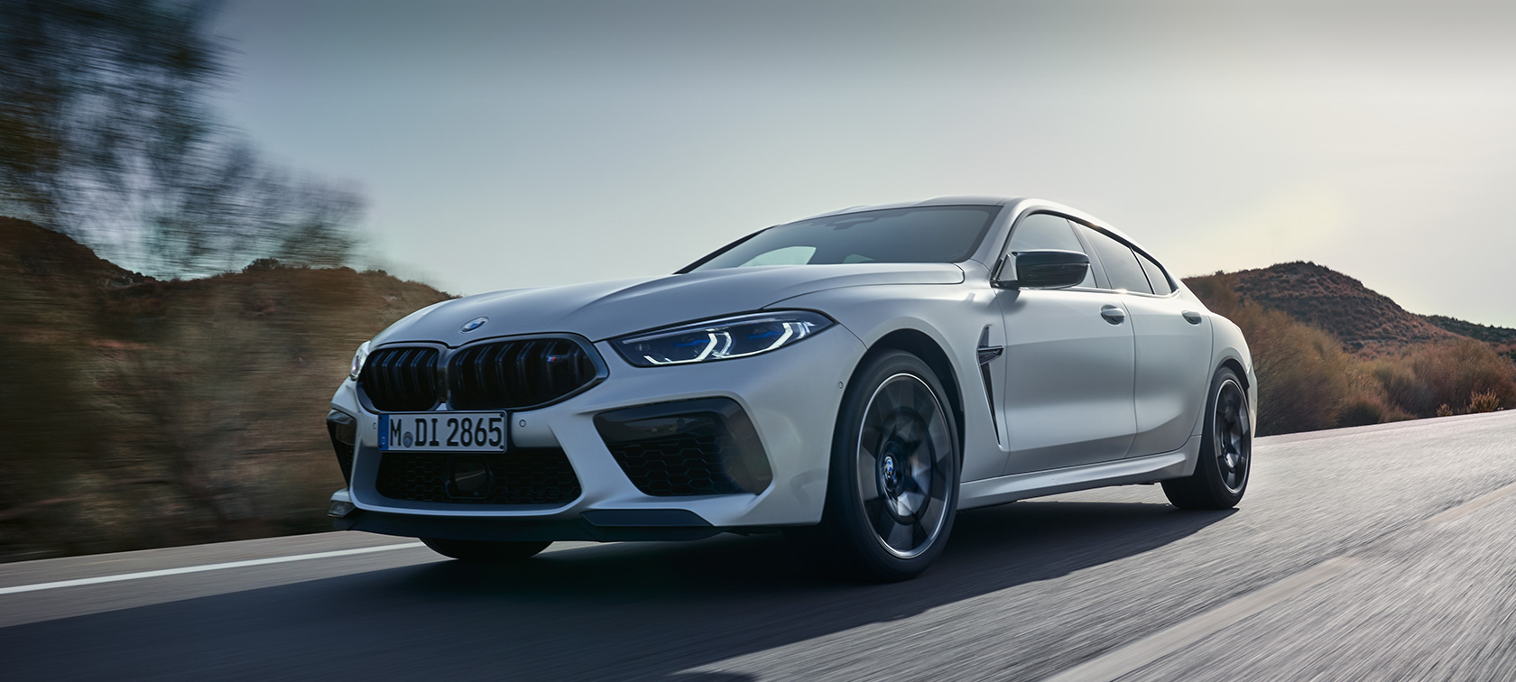 BMW M8 Competition Gran Coupé F93 LCI Facelift 2022 BMW Individual Frozen Brilliant White metalik tročetvrtinski pogled sprijeda u vožnji
